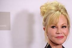 Η καυτή εμφάνιση της Melanie Griffith στη Σαρδηνία με μαγιό στα 60 της