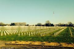 ΘΑ ΑΝΑΤΡΙΧΙΑΣΕΤΕ: Τι απαθανάτισε ένας 14χρονος κατά την εκδρομή του σχολείου του σε νεκροταφείο πολέμου; [photos]