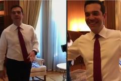 Οι προετοιμασίες του Τσίπρα για τη γραβάτα... [video]