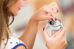 Τι συμβαίνει στον οργανισμό κάθε φορά που πίνετε έστω και ένα αναψυκτικό