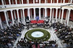 Η Νέα Δημοκρατία τα έβαλε... με τη γραβάτα