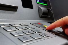 Του έκλεψε την κάρτα ΑΤΜ και του άδειασε τον λογαριασμό