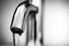 Έριχναν στην αγορά χιλιόλιτρα  παράνομα εμφιαλωμένου νερού!