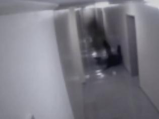 Φωτογραφία για Σοκ! Φάντασμα επιτέθηκε σε άνθρωπο. Δείτε το απίστευτο βίντεο.....