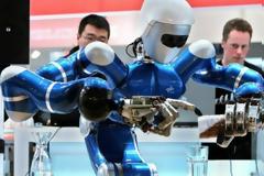 Κι όμως είναι barman! Σε ποιο μέρος φτιάχνει ποτά ένα ρομπότ;