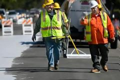 O Δ. Αθηναίων στρώνει στην άσφαλτο καινοτόμο υλικό για μείωση της θερμοκρασίας στην πόλη