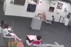 Η περιέργεια του πιτσιρικά κόστισε στους γονείς χιλιάδες δολάρια [video]