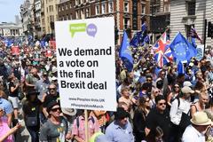 Χιλιάδες διαδηλωτές κατά του Brexit στους δρόμους του Λονδίνου, δύο χρόνια μετά το δημοψήφισμα