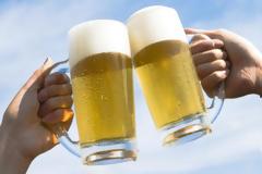 Μικρότερο κίνδυνο εμφάνισης καρκίνου έχουν όσοι πίνουν λίγο αλκοόλ