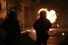 Ο ακήρυχτος πόλεμος των Εξαρχείων, οι επιθέσεις και οι τραυματίες αστυνομικοί