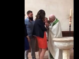 Φωτογραφία για Σάλος με ιερέα που... χαστουκίζει μωράκι επειδή κλαίει στη βάπτιση