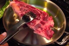 Πώς να τηγανίσετε μια μπριζόλα απευθείας από την κατάψυξη [vid]