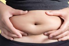 Αυτό είναι το «υπερόπλο» του καλοκαιριού - Το μυστικό που «καίει» το λίπος στην κοιλιά ενώ κοιμάστε