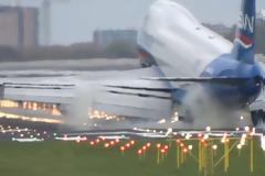 ΣΟΚ για επιβάτες Boeing κατά την προσγείωση - Βίντεο που κόβει τις ανάσες...