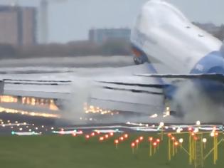 Φωτογραφία για ΣΟΚ για επιβάτες Boeing κατά την προσγείωση - Βίντεο που κόβει τις ανάσες...