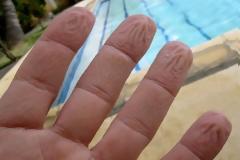 Γιατί ζαρώνουν τα δάχτυλά σας μέσα στο νερό – Όχι, δεν είναι επειδή «μούλιασαν»…