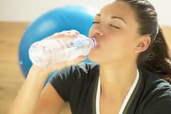 Απίστευτη αλλαγή: Έπινε 3 λίτρα νερό τη μέρα για ένα μήνα και δείτε πως έγινε! [photo]