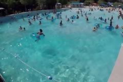 Παιδί πνίγεται σε πισίνα γεμάτη κόσμο - Μπορείτε να το διακρίνετε; [video]