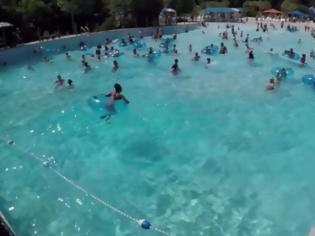 Φωτογραφία για Παιδί πνίγεται σε πισίνα γεμάτη κόσμο - Μπορείτε να το διακρίνετε; [video]