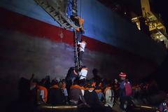 «Θρίλερ» στη Μεσόγειο: Εκατοντάδες μετανάστες εγκλωβισμένοι σε πλοία - Καμία χώρα δεν τους δέχεται