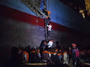 Φωτογραφία για «Θρίλερ» στη Μεσόγειο: Εκατοντάδες μετανάστες εγκλωβισμένοι σε πλοία - Καμία χώρα δεν τους δέχεται