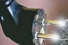 Απίστευτο: Δείτε τι έπαθαν τα μάτια ενός ηλεκτρολόγου όταν τον «χτύπησαν» 14.000 Volt [photo]