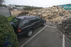 Απίστευτο σκηνικό: Ξέχασε το τζιπ στο χώρο στάθμευσης και του το... έχτισαν [photos]