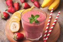 Πέντε λαχταριστές συνταγές για smoothies με φράουλες και μπανάνες