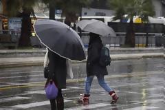 Συνεχίζονται οι βροχές, πέφτει κι άλλο η θερμοκρασία