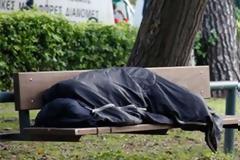 Μια φοιτήτρια αγόρασε πρωινό σε έναν άστεγο – Φεύγοντας, της έδωσε ένα χαρτί με αυτό θλιβερό μυστικό