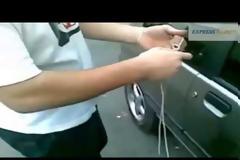 Κλειδώθηκες απέξω; Άνοιξε το αυτοκίνητο με ένα κορδόνι [video]