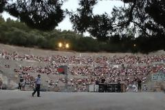 Το Φεστιβάλ Αθηνών βάζει λεωφορεία για τις παραστάσεις στην Επίδαυρο