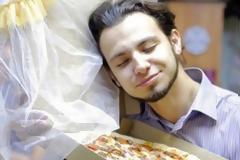 Έχει ξεφύγει ο κόσμος! Παντρεύτηκε την πίτσα του...! [photos]