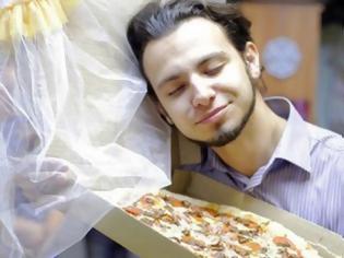 Φωτογραφία για Έχει ξεφύγει ο κόσμος! Παντρεύτηκε την πίτσα του...! [photos]