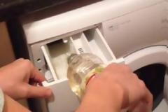 Έριξε αυτό το απλό υλικό μέσα στο πλυντήριο - Μόλις το δείτε θα το κάνετε αμέσως!