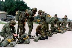 “Πάω να εκπληρώσω το καθήκον μου” είπε ο αλεξιπτωτιστής στους γονείς του πριν πάει στην 1η ΜΑΛ και πυροβολήσει