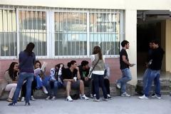 Τέλος τα κινητά τηλέφωνα και οι κάμερες ασφαλείας στα σχολεία - Δείτε τι λέει το Υπουργείο Παιδείας