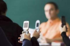 Τέλος τα κινητά των μαθητών στα σχολεία -Με εντολή Γαβρόγλου