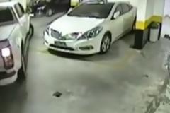 «Κόλλησε» στον τοίχο το αυτοκίνητο που τον εμπόδιζε να παρκάρει! [video]