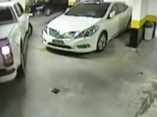 Φωτογραφία για «Κόλλησε» στον τοίχο το αυτοκίνητο που τον εμπόδιζε να παρκάρει! [video]