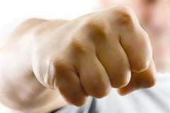 Ηράκλειο: Ταξιτζής μήνυσε αστυνομικό για άγριο ξυλοδαρμό