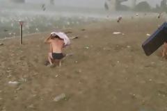 Μπάνιο στη Σιβηρία; Τι γίνεται όταν την ώρα που κολυμπάς, ανοίγουν οι ουρανοί και βρέχει κοτρόνες [video]