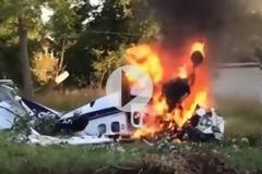 Συγκλονιστικό βίντεο: Η στιγμή που επιβάτης βγαίνει από φλεγόμενο αεροπλάνο μετά τη συντριβή