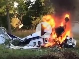 Φωτογραφία για Συγκλονιστικό βίντεο: Η στιγμή που επιβάτης βγαίνει από φλεγόμενο αεροπλάνο μετά τη συντριβή