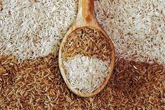 Καστανό ρύζι ή λευκό; Γνωρίστε τα πάντα για τη διατροφή τους αξία!