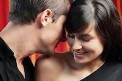 Μάθε τα 10 σημάδια που φανερώνουν πως σε φλερτάρει ένας άντρας!