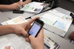 Τέλος... εποχής στα σχολεία! Ο Γαβρόγλου απαγορεύει τα κινητά στους μαθητές - 