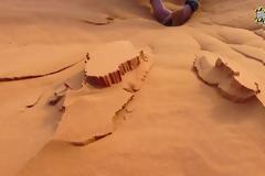 ΕΚΠΛΗΚΤΙΚΟ ΒΙΝΤΕΟ: Φαίνεται μια κανονική άμμος - Όταν ξεκίνησε να σκάβει συνέβη κάτι μοναδικό... [video]