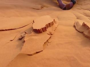 Φωτογραφία για ΕΚΠΛΗΚΤΙΚΟ ΒΙΝΤΕΟ: Φαίνεται μια κανονική άμμος - Όταν ξεκίνησε να σκάβει συνέβη κάτι μοναδικό... [video]
