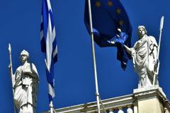 Κομισιόν: Βιώσιμο το ελληνικό χρέος - Θα μειωθεί στο 127% έως το 2060